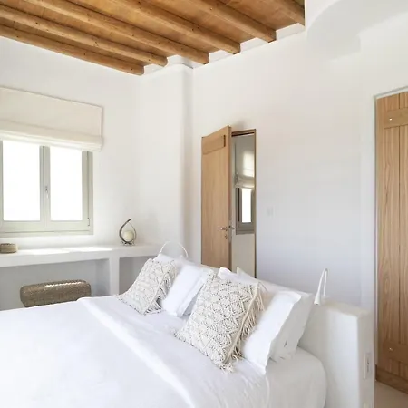 Villa Serene With Terrace And Views